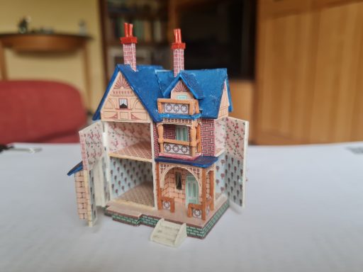 Mini-Puppenhaus mit aufgeklappter Fassade